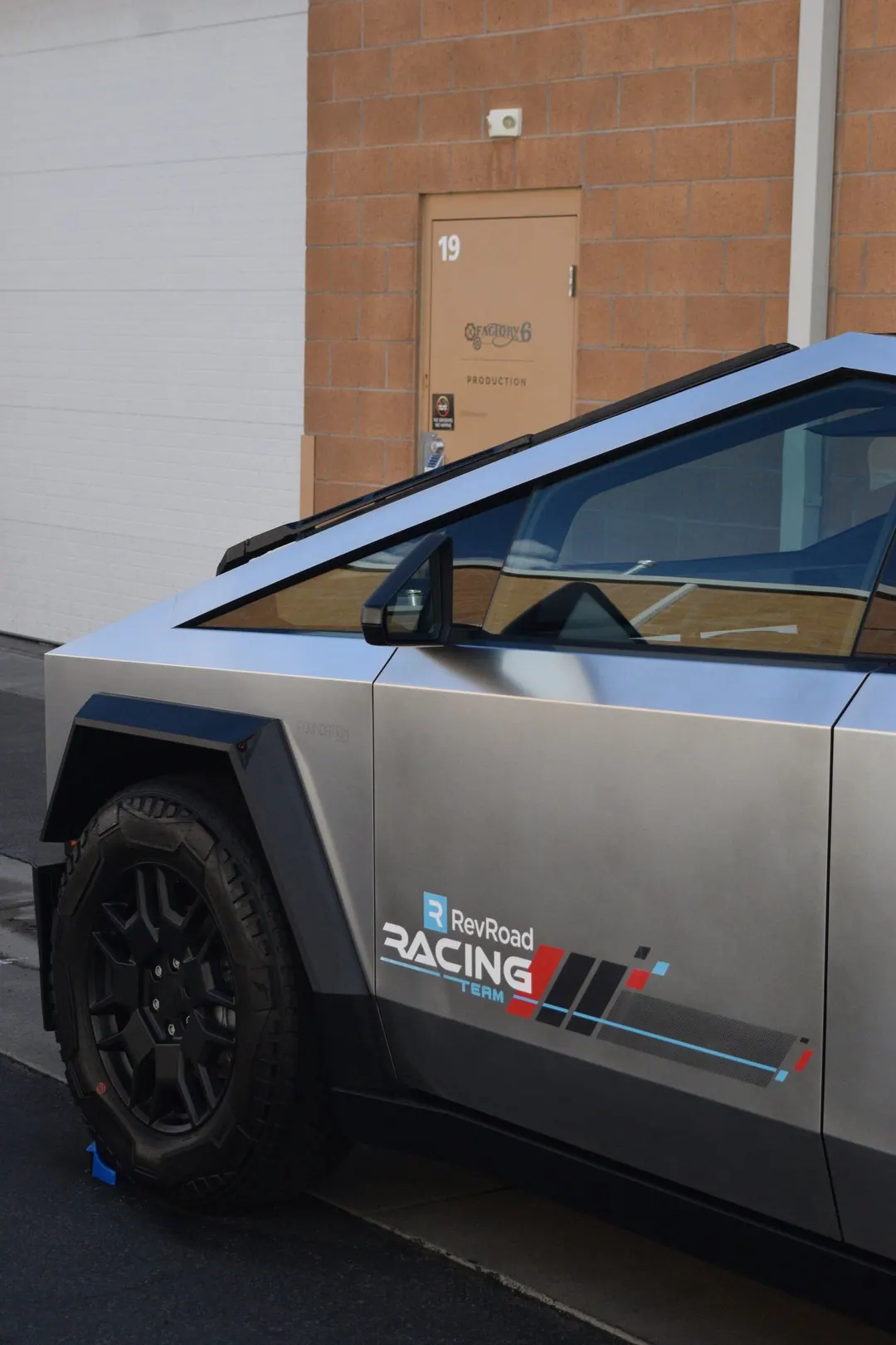 2024 Tesla Cybertruck exterior complete detail, photo 17